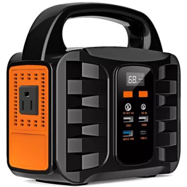 Zwart-oranje draagbare powerbank met digitale display en meerdere oplaadpoorten.