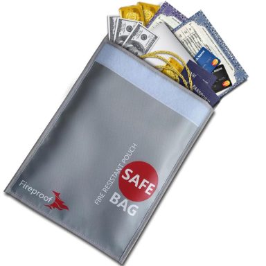 Grijze Safe Bag met contant geld, creditcards en kabels erin.