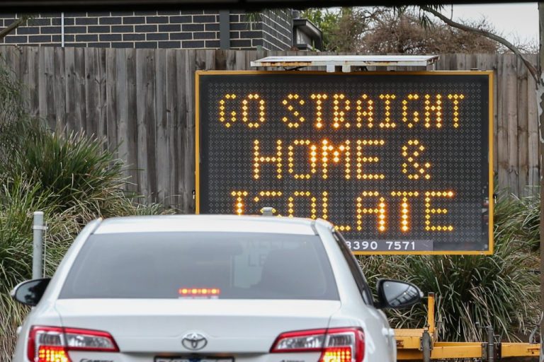 Verkeersbord met de boodschap: "Ga rechtdoor, blijf thuis en isoleer."